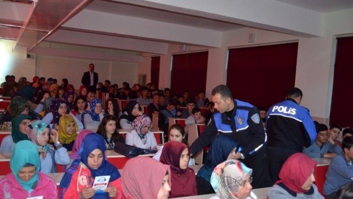 Toplum Destekli Polisler Öğrencileri Bilgilendiriyor