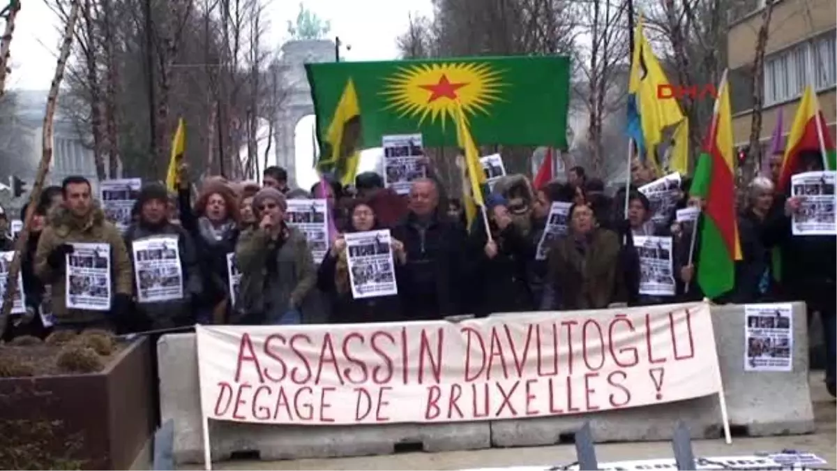 Davutoğlu AB Zirvesindeyken PKK Yandaşları Protesto Gösterisi Yaptı