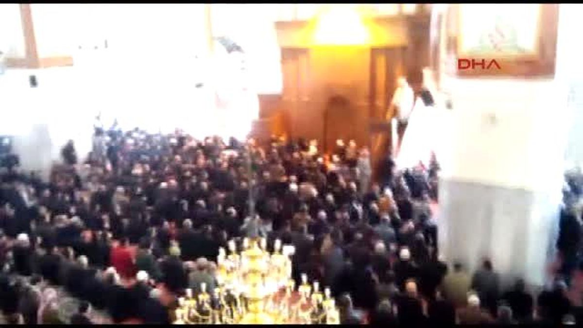 Van'da PKK Yandaşları Cuma Namazında Camide Eylem Yaptı