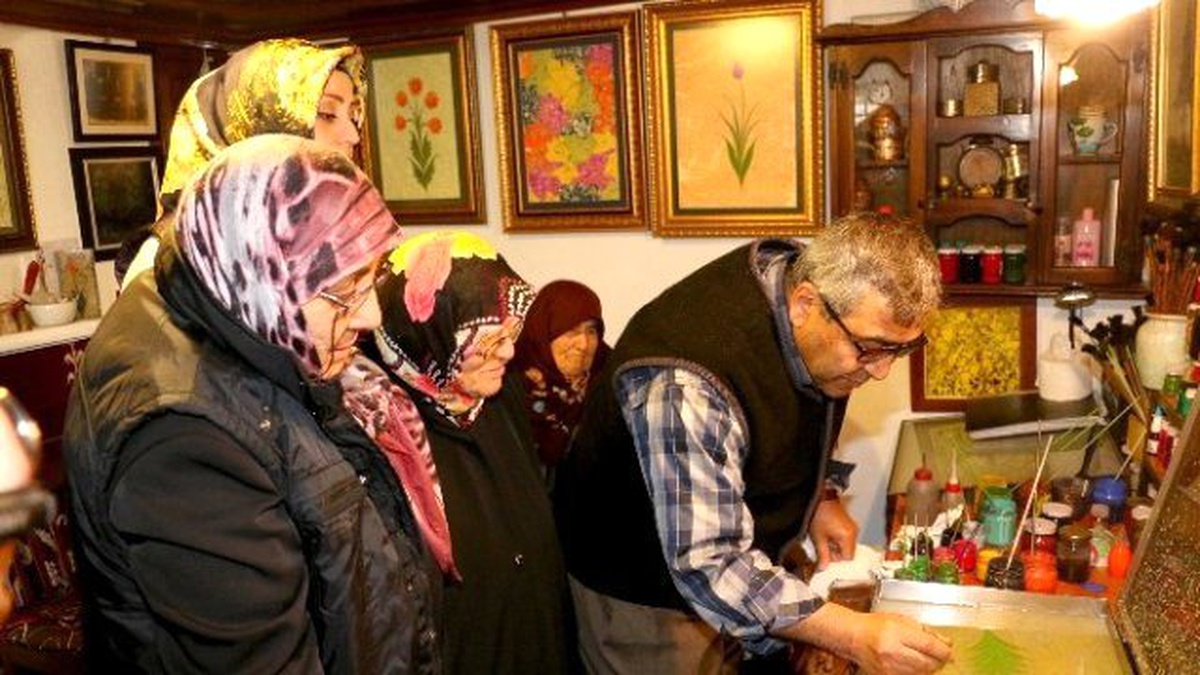 Yaşlılar Ebru Sanatının Sırlarını Öğrendi