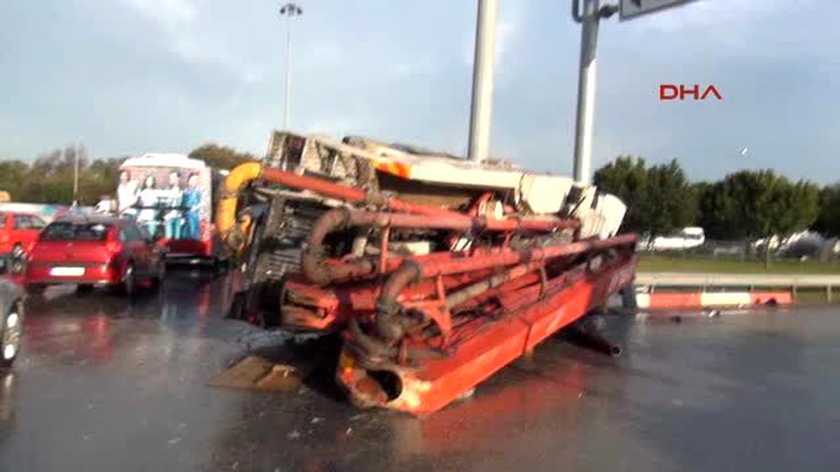 Antalya - Beton Pompası Bilgi Tabelasına Çarptı: 3 Yaralı