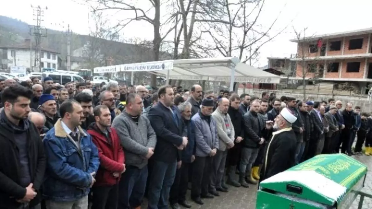 Berlin\'teki Patlamada Ölen Türk Memleketinde Toprağa Verildi