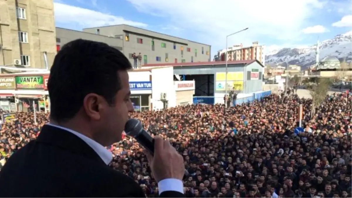 Demirtaş: Taksim\'deki Saldırıyı Kınıyorum