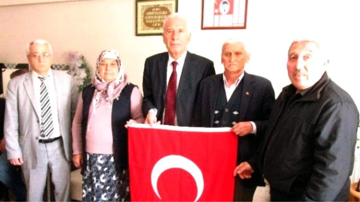 Efeler Ak Parti, Türkiye\'nin İlk Öğretmen Şehidinin Ailesini Ziyaret Etti