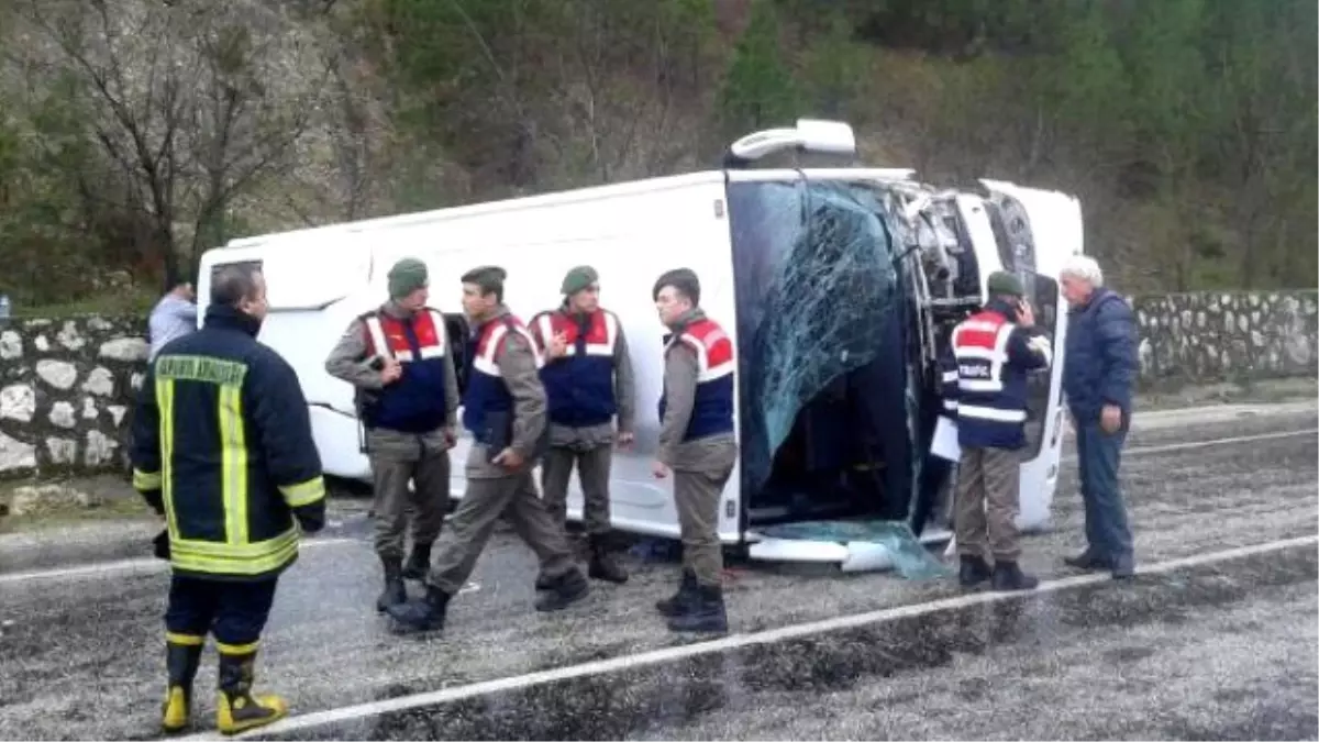 Isparta\'da Midibüs Devrildi: 1\'i Dekan 31 Yaralı