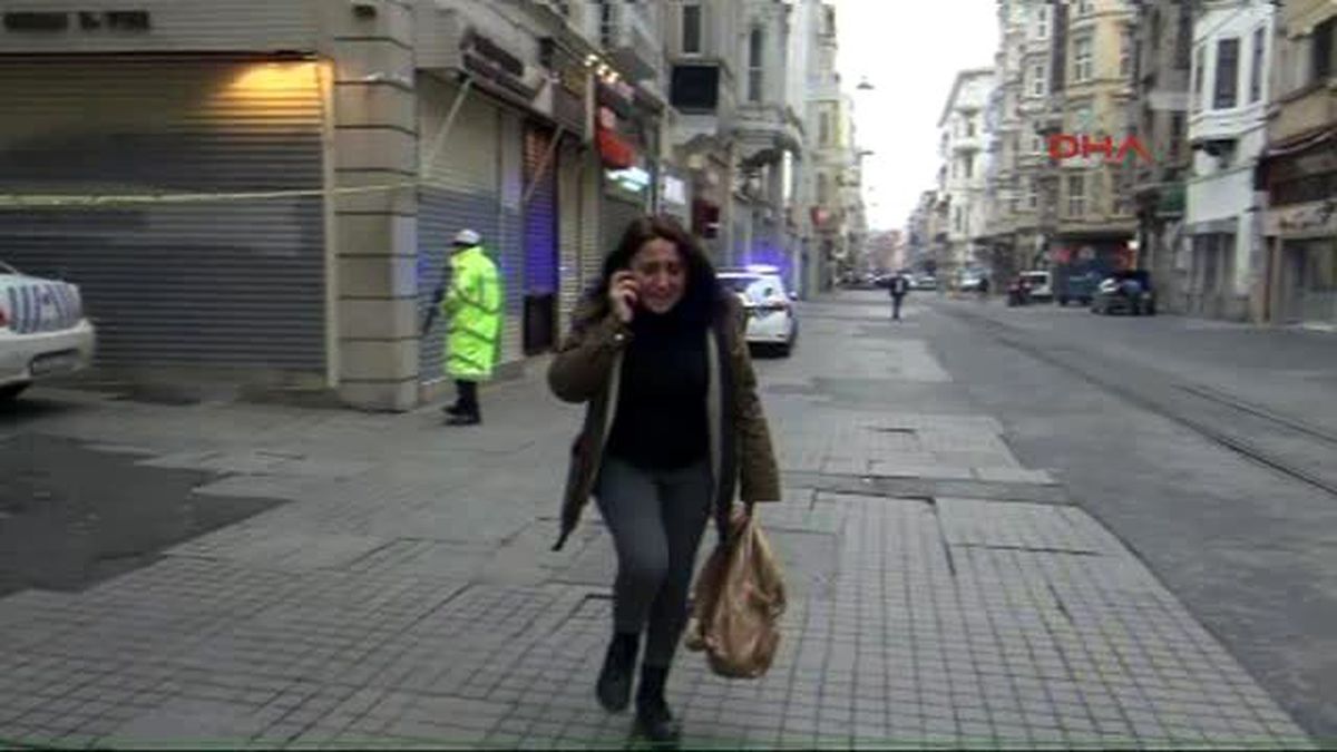 İstiklal\'de Patlama Şokunu Yaşayan Kadın Ağlayarak Kaçtı