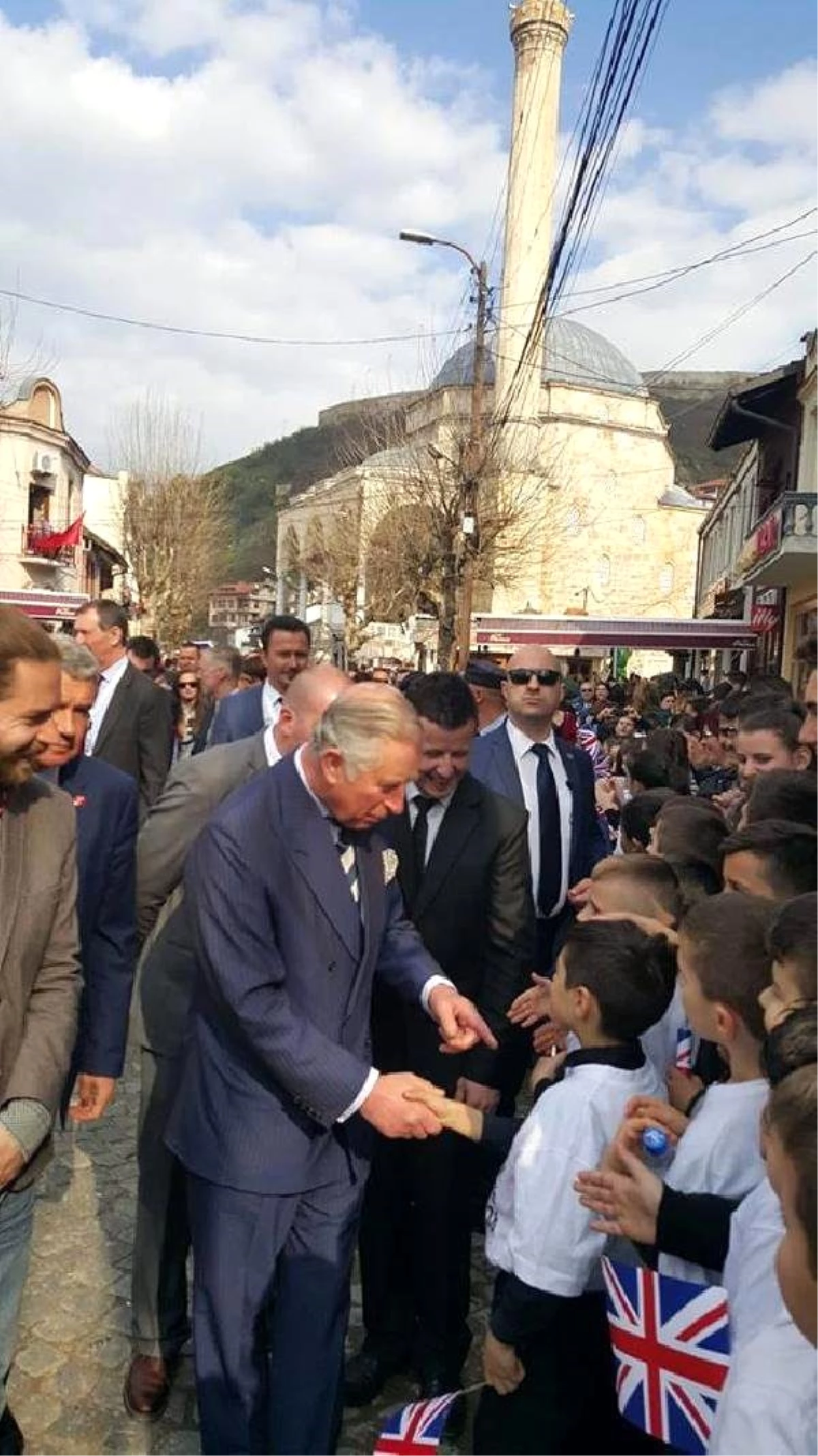 Kosova\'da Bulunan Prens Charles, Osmanlı\'dan Kalma Sinan Paşa Camiini Ziyaret Etti
