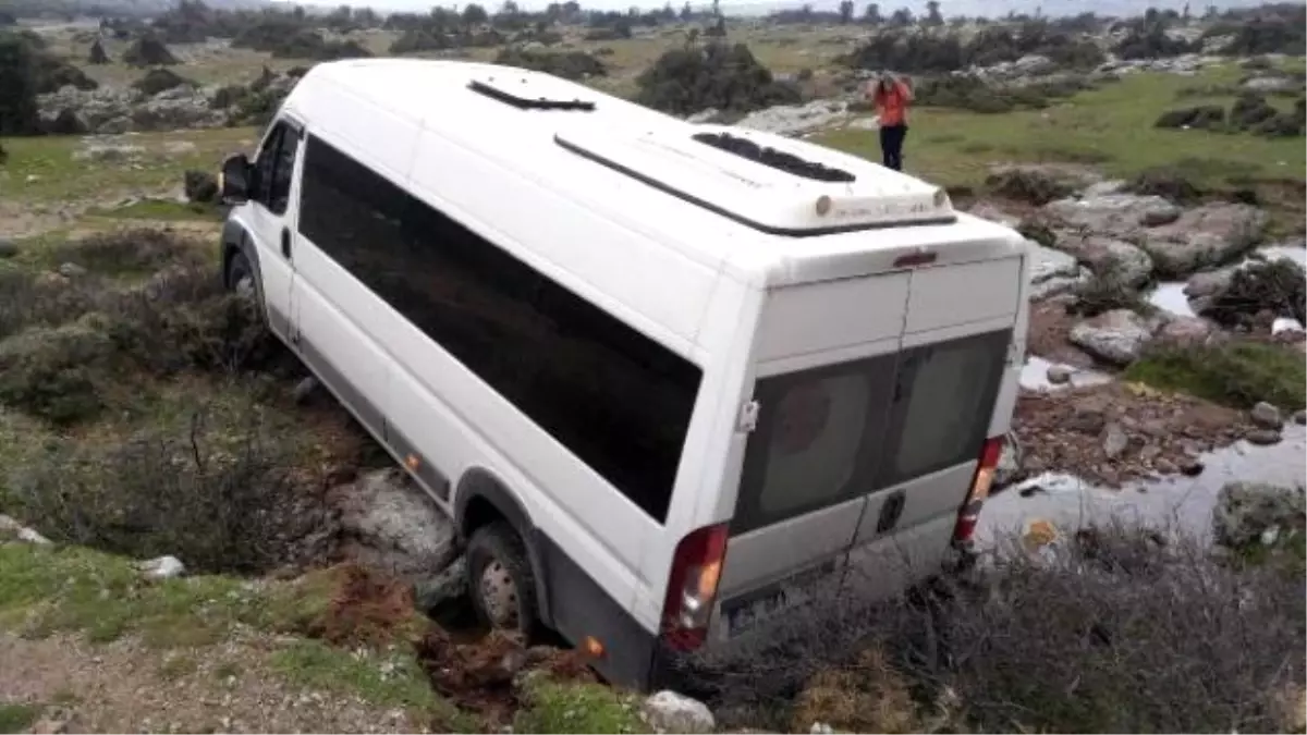 Mülteci Minibüsü Devrildi: 5 Yaralı