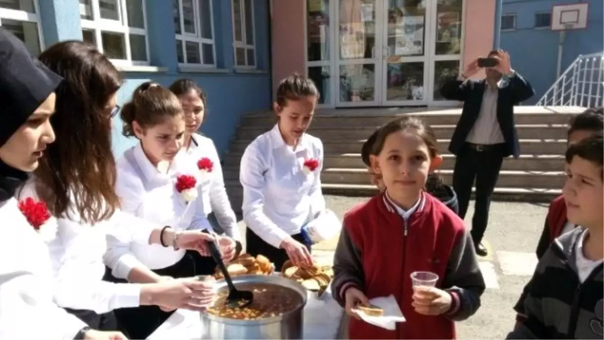 Öğrencilere Üzüm Hoşafı ve Ekmek Dağıtıldı