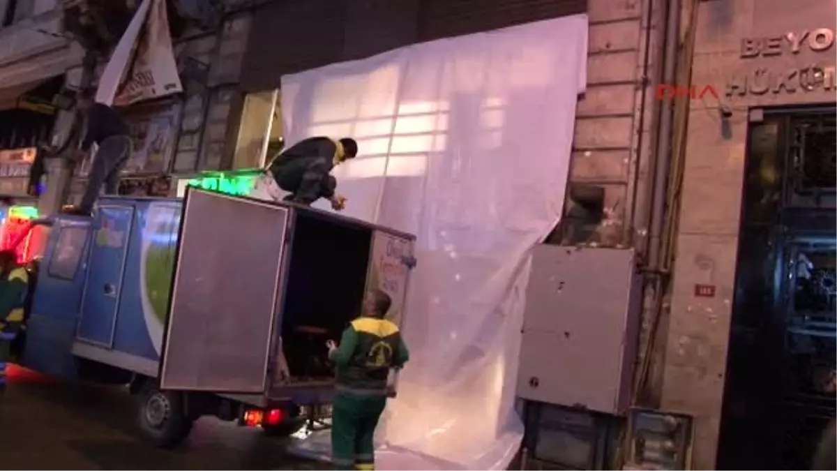 Patlama Noktasında Mum Yakıp Karanfil Bıraktılar