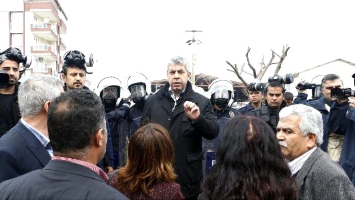 Polis Müdürü, Nevruz Halayı Çekmek İsteyen HDP\'li Gruba İzin Vermedi