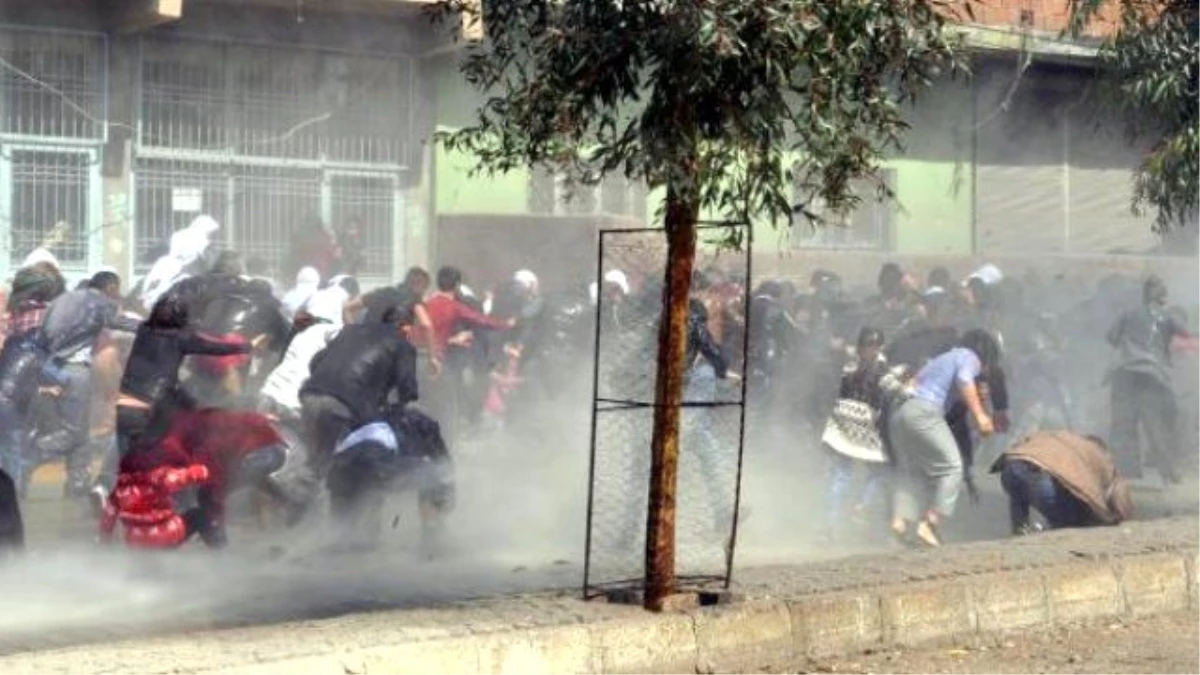 Silopi\'de Yasağa Karşın Nevruz Kutlayan Grubu Polis Dağıttı