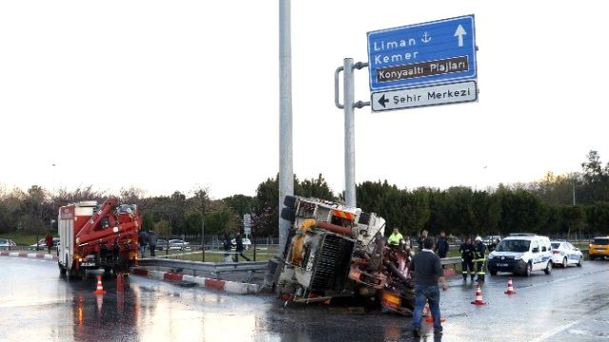 Virajı Alamayan Beton Pompası Kamyonu Devrildi: 3 Yaralı