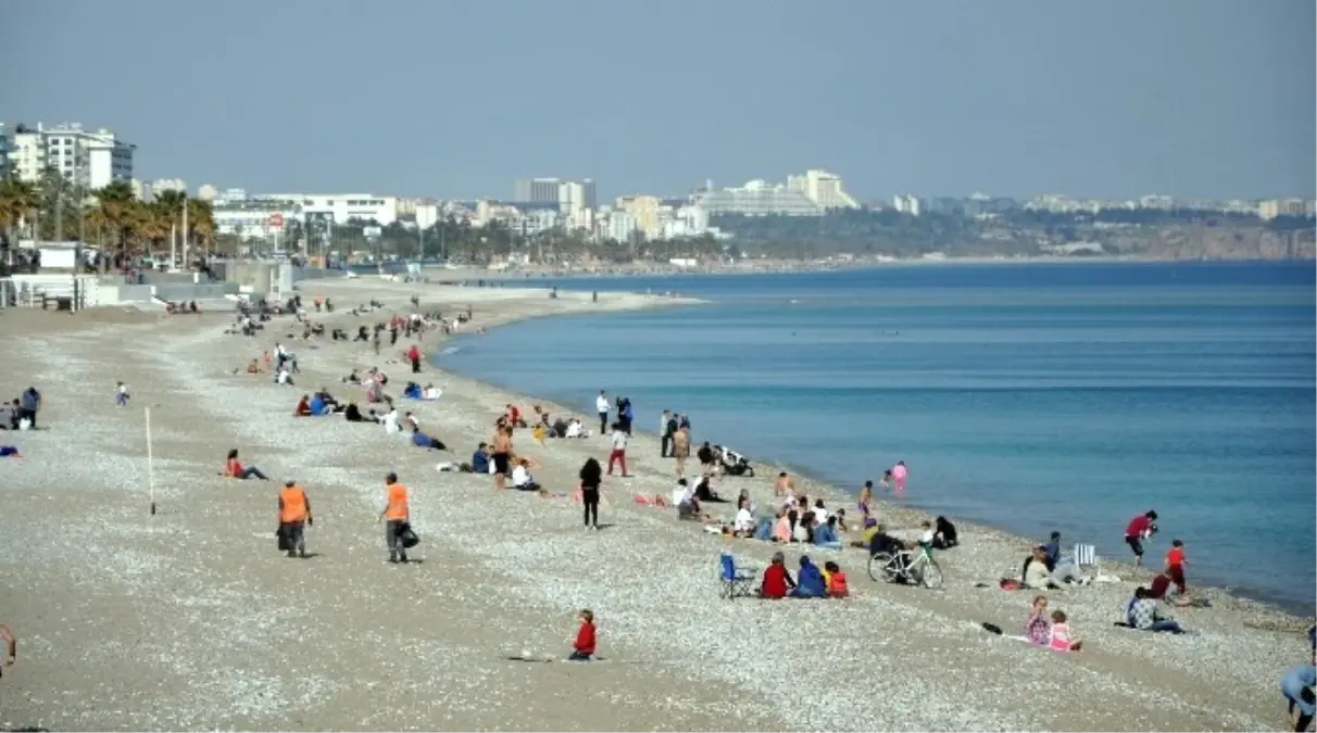 Antalya\'da Güneşi Gören Sahile Koştu