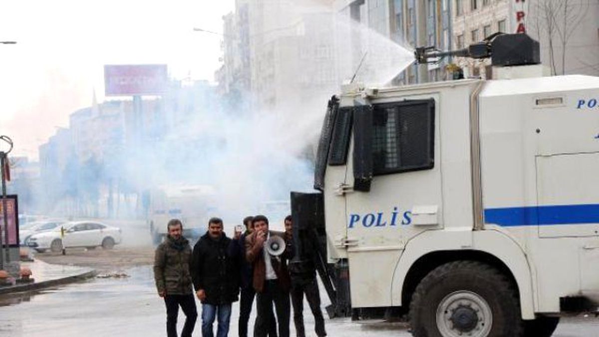 HDP'li Vekil Megafonla Polise Seslendi: Niye Müdahale Ediyorsunuz