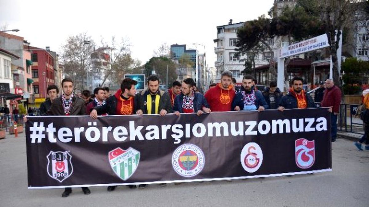 Bilecik\'te Üniversite Taraftar Grupları Teröre Karşı Yürüdü