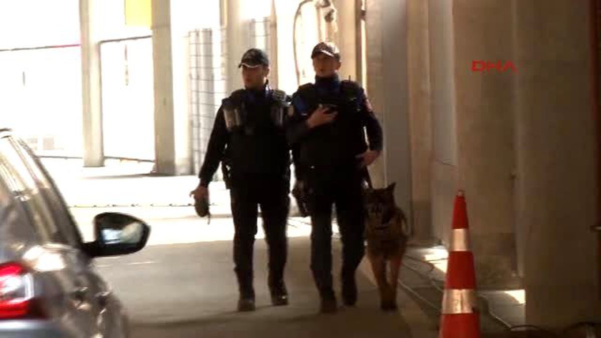 Bomba Aramada Kullanılan Eğitimli Köpekler ile Stad Çevresi ve İçi Kontrol Ediliyor
