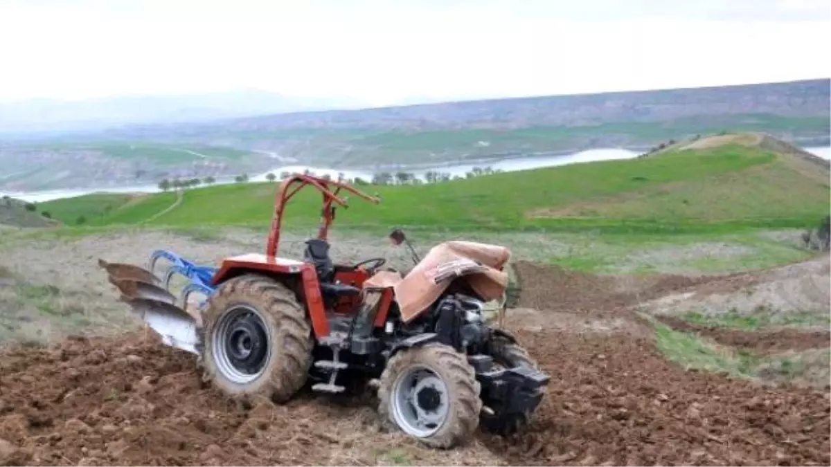 Devrilen Traktörün Altında Kalan Çiftçi Öldü