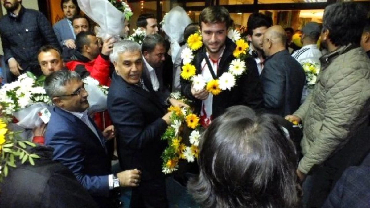 Dünya Şampiyonu Hentbolculara Antalya\'da Muhteşem Karşılama