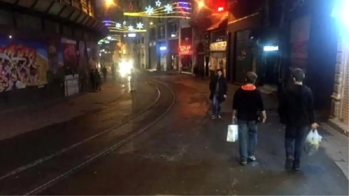 Hollanda Başkonsolosu Çocuklarıyla İstiklal Caddesi\'nde