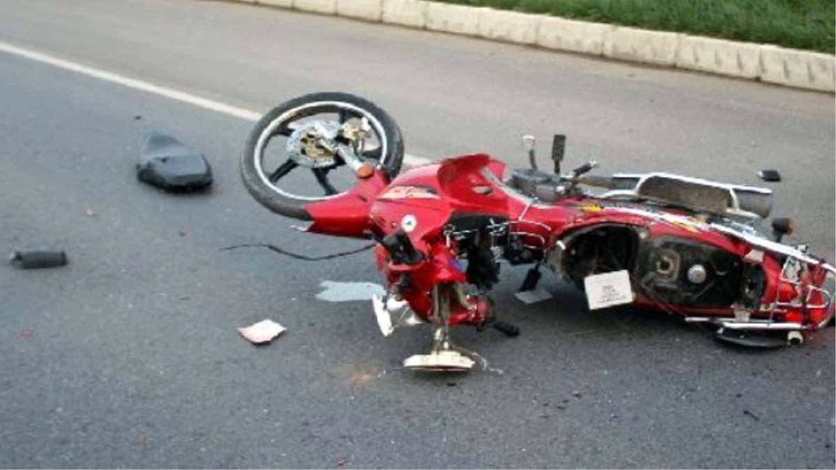 Otomobilin Çarptığı Motosiklet Sürücüsü Öldü