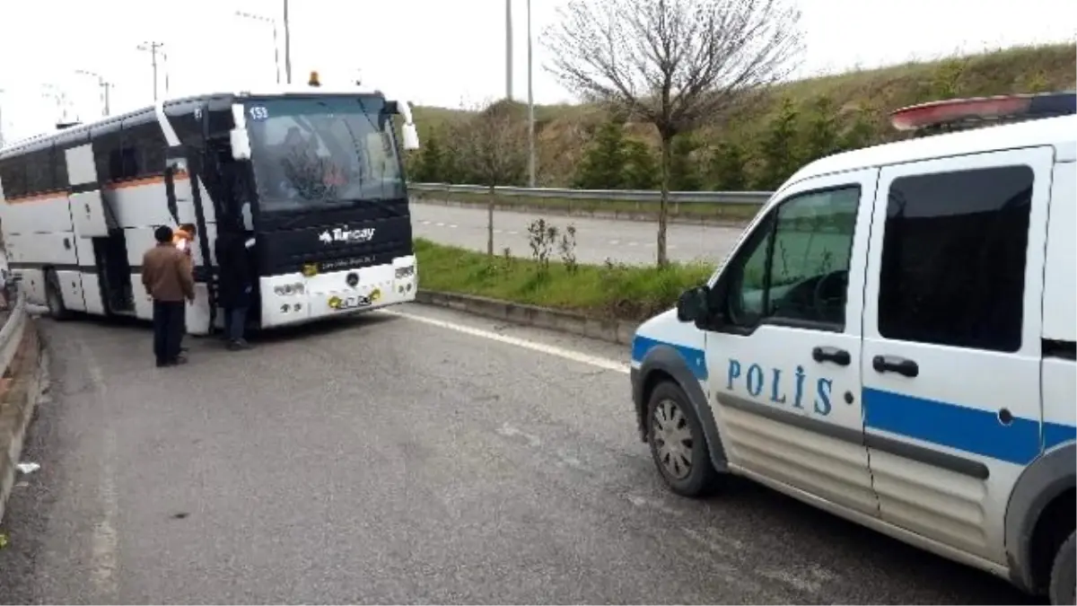 Üniversite Girişinde Kaza Yapan Çalıntı Otobüs, Polisi Alarma Geçirdi