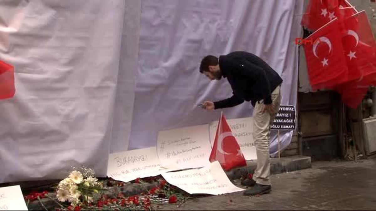 Patlamanın Olduğu Yere Türk Bayrakları Asıldı, "Korkmuyoruz" Yazıları Bırakıldı