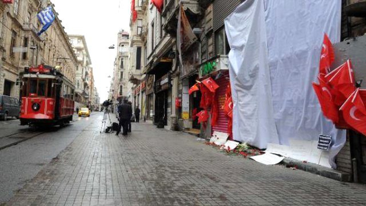 İstiklal\'de Patlama Yerine Türk Bayrakları Asıldı