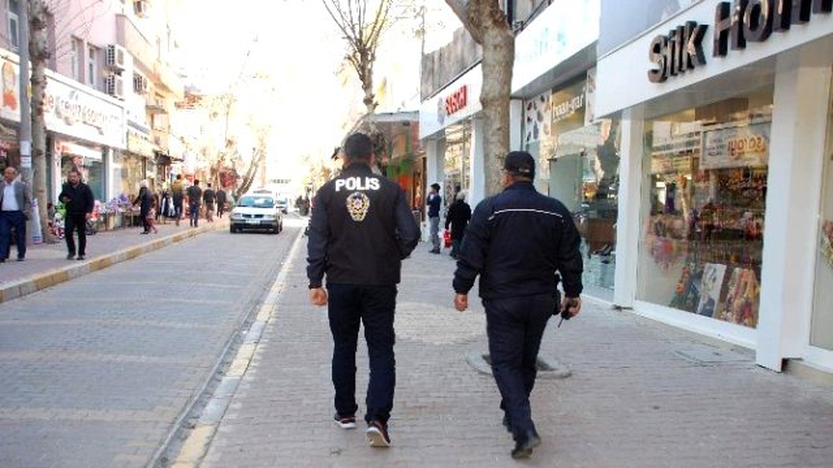 Polisler Sivil ve Resmi Kıyafetlerle Halkın Arasında