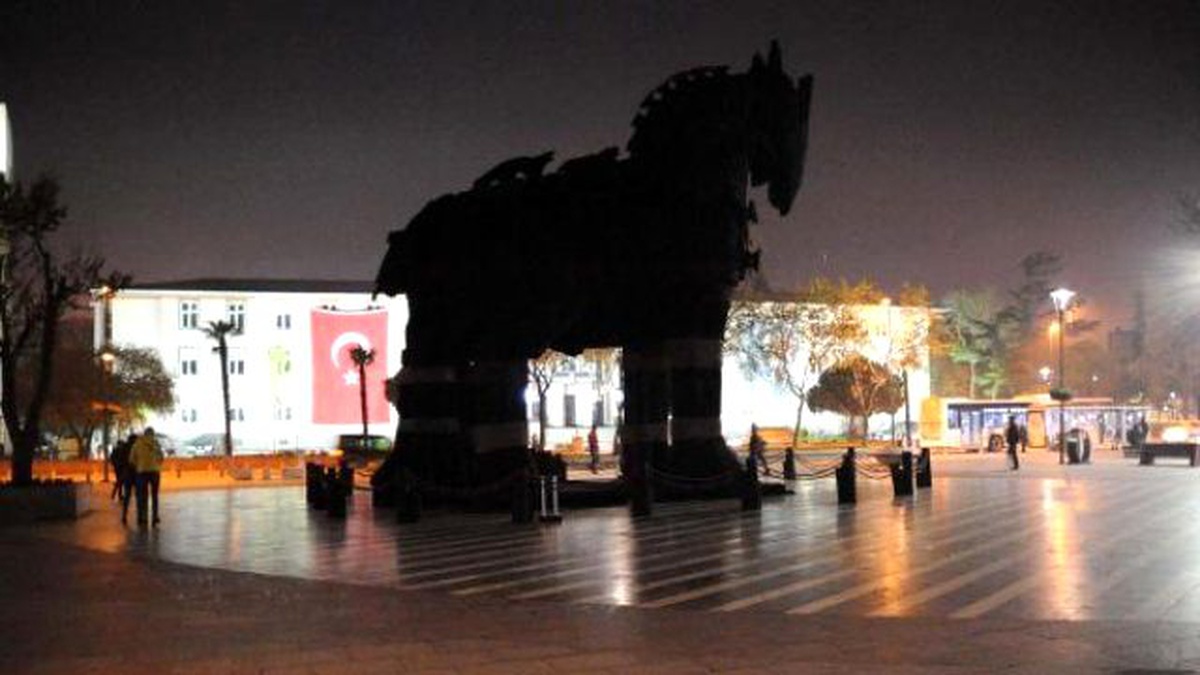 Truva Atı ve Saat Kulesi\'nin Işıkları Küresel Isınma İçin Karardı