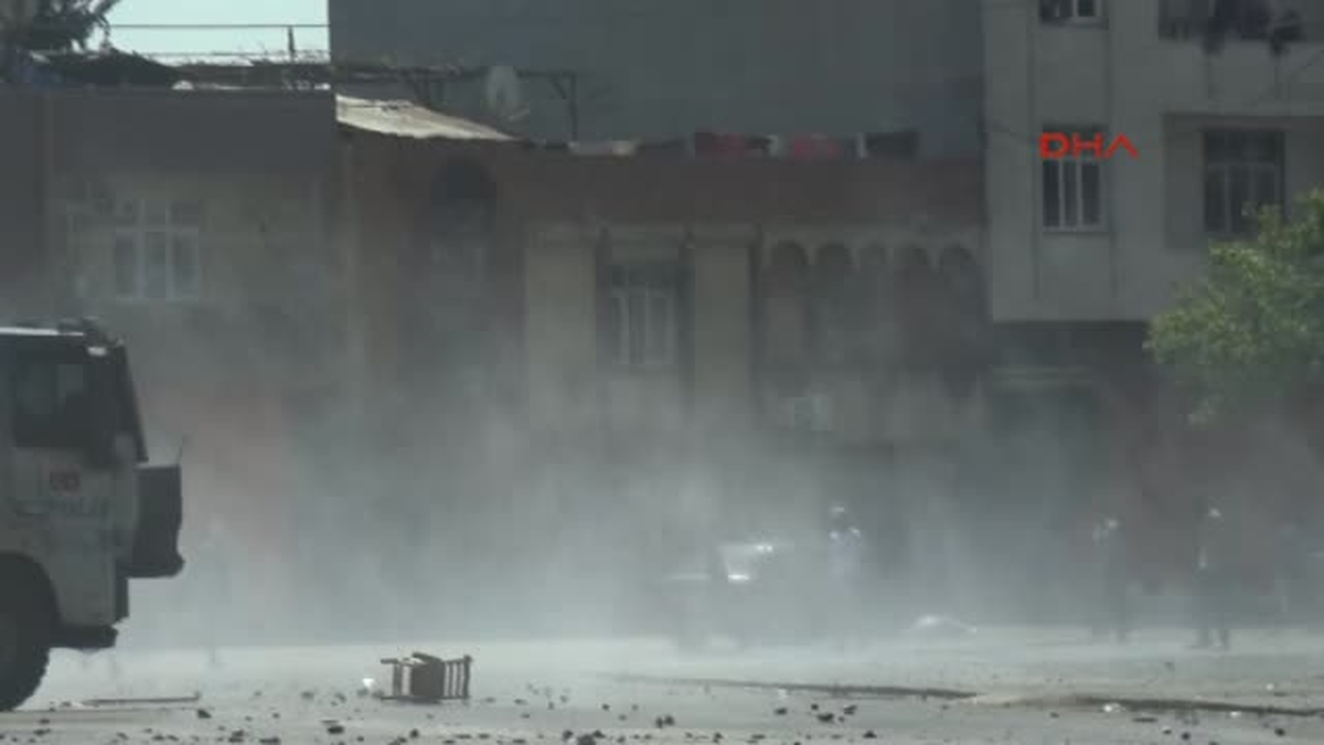 Adana Erkek Gibi Giyinip PKK Gösterisine Katıldılar