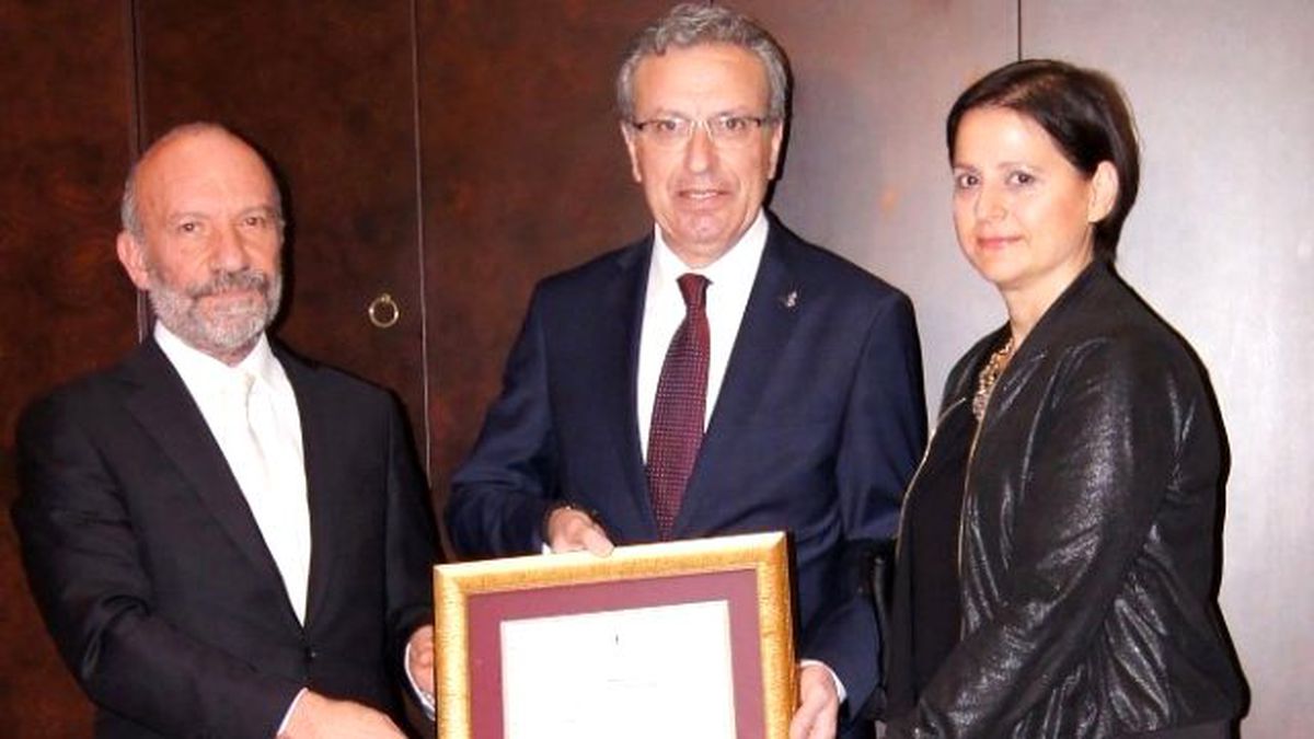 Adnan Bali\'ye Altın Onur Plaketi