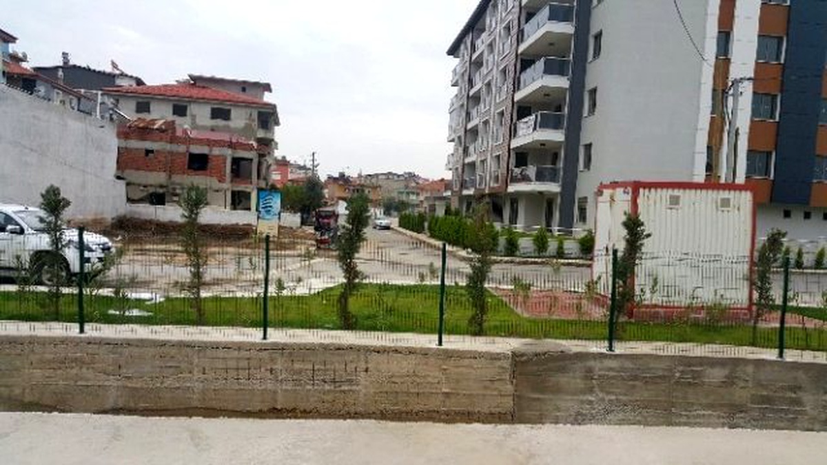 Alaşehir Belediyesi\'nden Su Kanalları Çevresine Dekoratif Çit