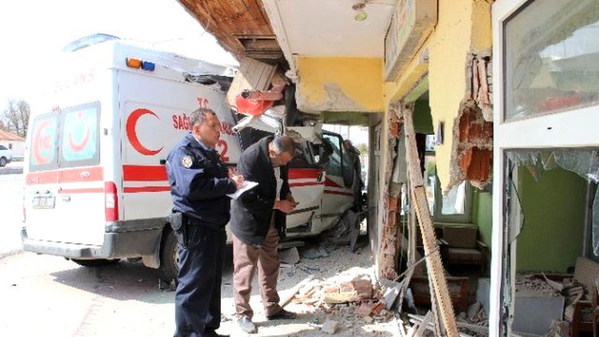 Ambulansla Otomobil Çarpıştı: 6 Yaralı