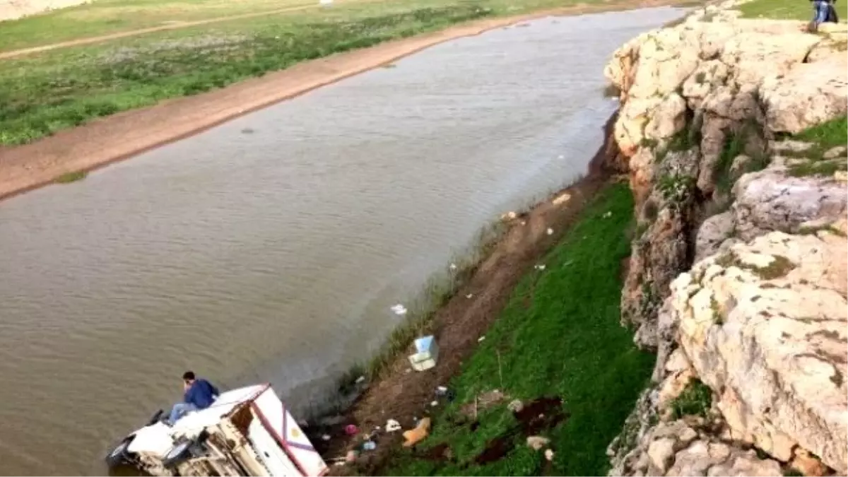 Araç 15 Metre Yükseklikten Dereye Uçtu