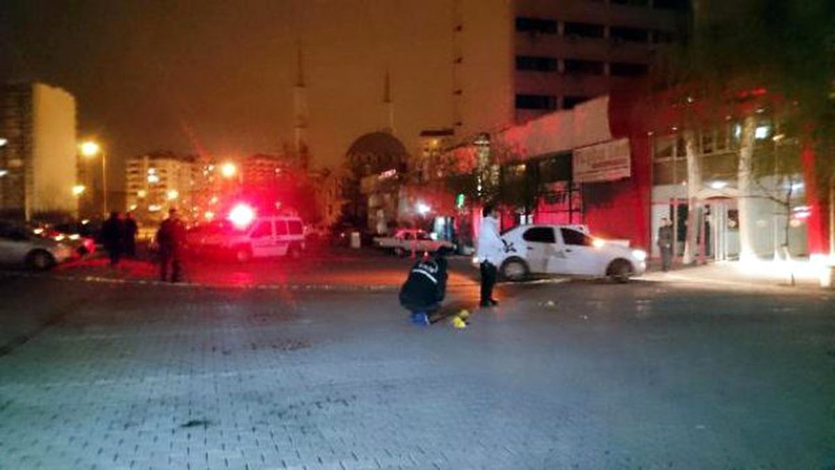 Babalarının Bıçaklandığını Duyan İki Kardeş Kahveye Ateş Açtı: 5 Yaralı
