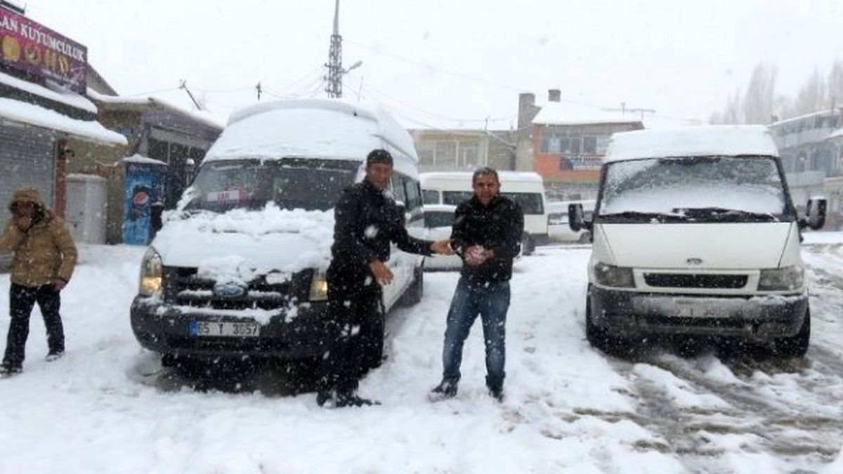 Başkale\'de 34 Mahalle Yolu Ulaşıma Kapandı