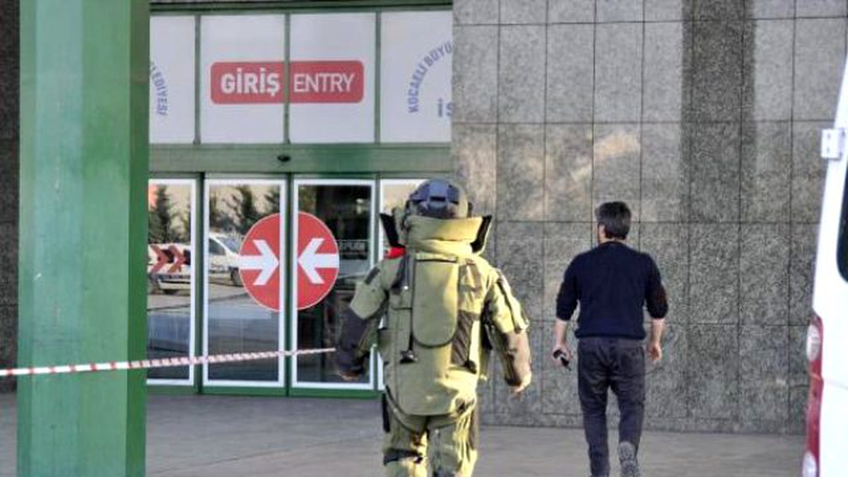 Bomba Uzmanı Çantayı İnceledi, Meraklılar Görüntü Çekti