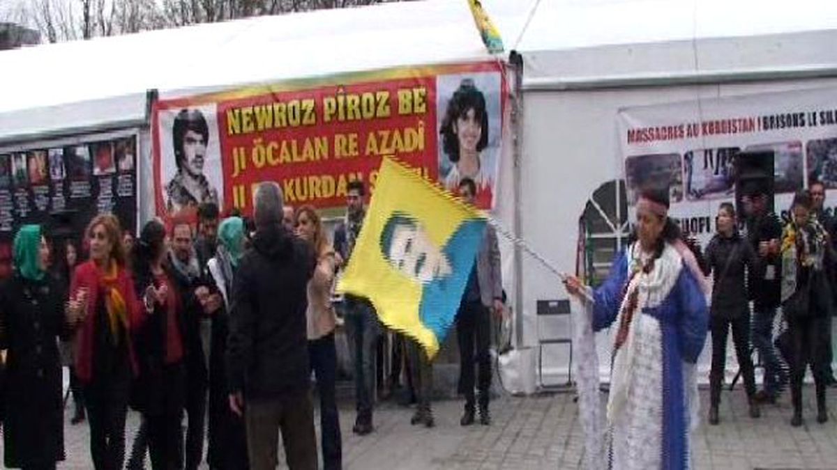 Brüksel\'deki PKK Çadırı Önünde Nevruz Kutlaması