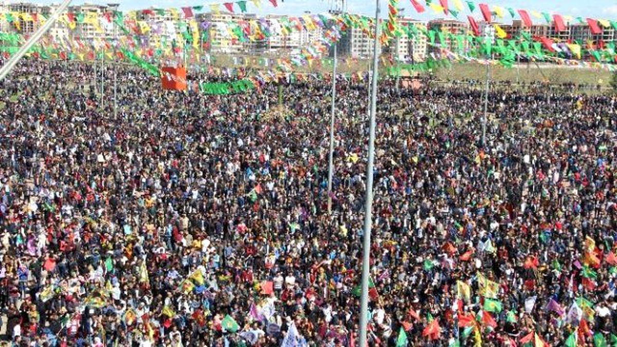 Diyarbakır\'da Nevruz Ateşi Yakıldı