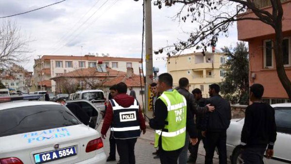Dur\' İhtarına Uymayan Şüpheliler Yakalanınca Polise Saldırdılar