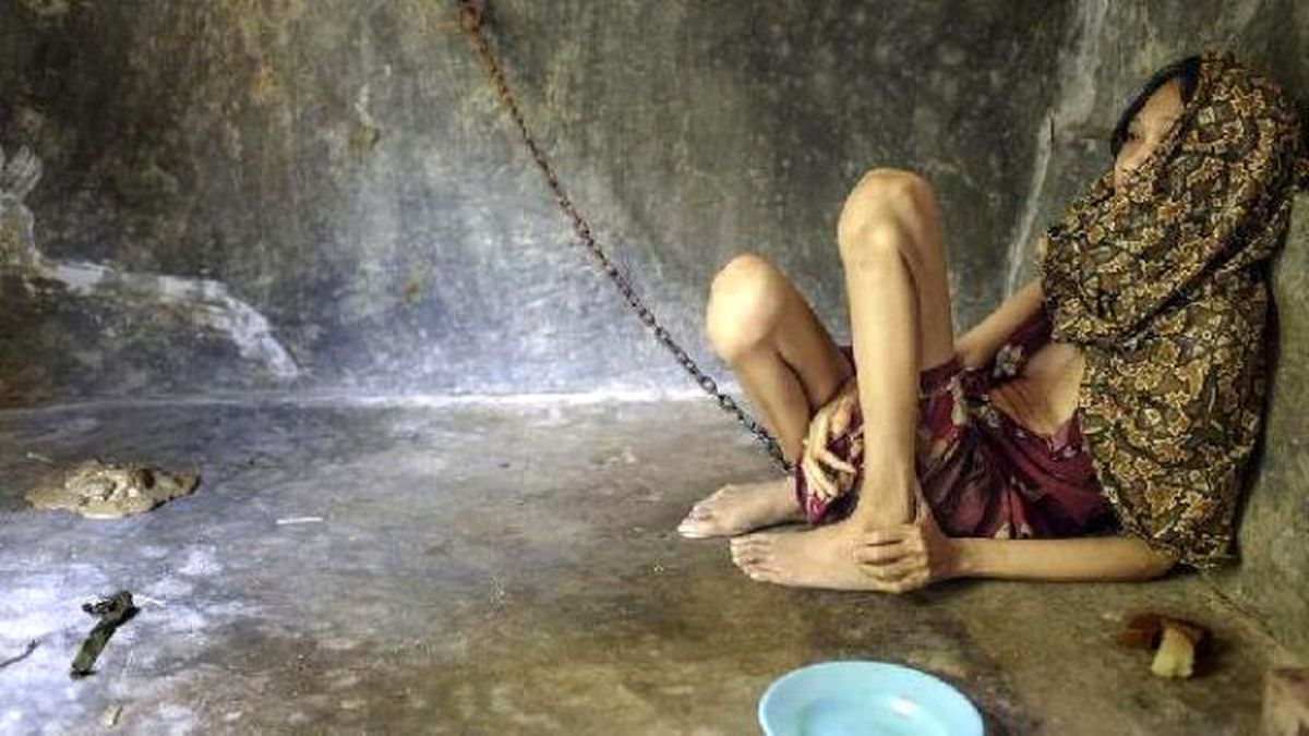 Endonezya\'da Psikolojik Rahatsızlığı Olan 18 Bin Hasta Zincire Vurulmuş Yaşıyor