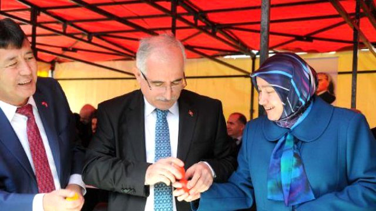 Eskişehir\'de Vali Tuna, Nevruz Ateşinden Atladı