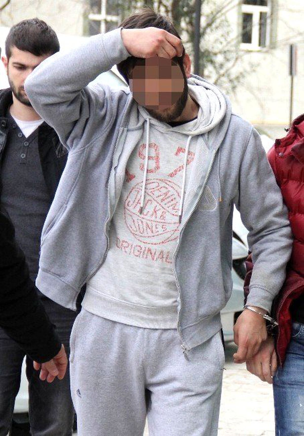 Evinin Çatısında Arkadaşı Ölünce Uyuşturucudan Gözaltına Alındı