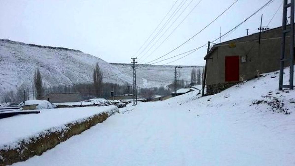 Gürün Baharı Kar Yağışıyla Karşıladı