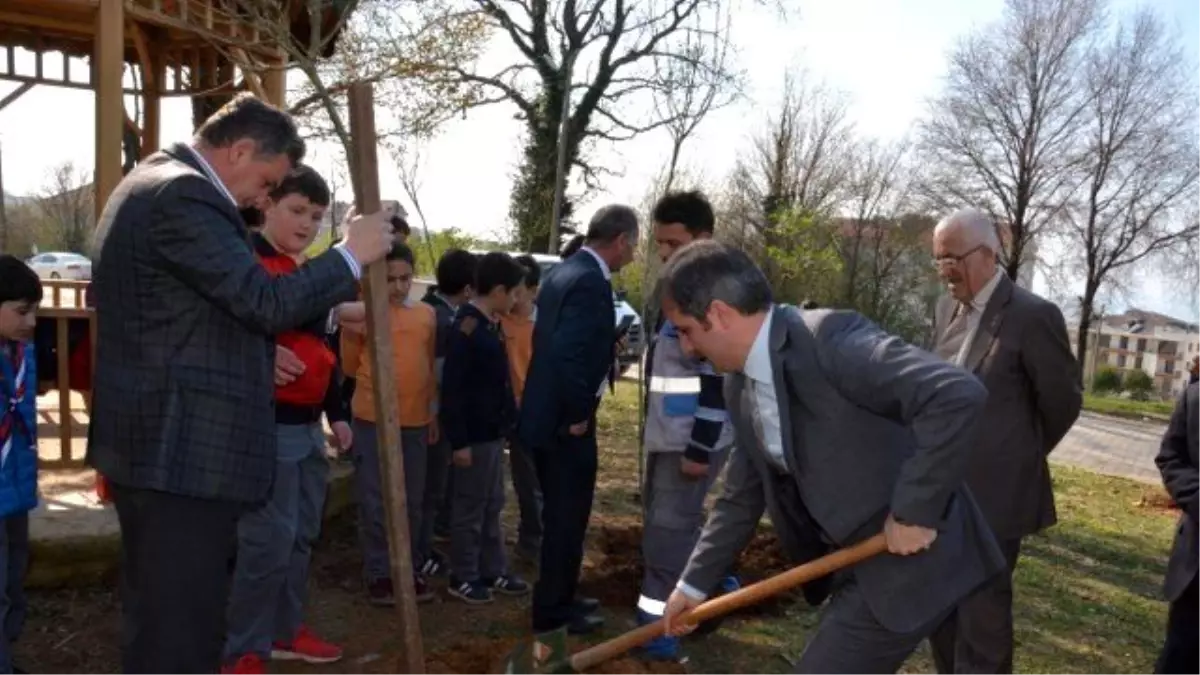 İlkokul Öğrencileriyle Mutluluk Fidanı Dikti