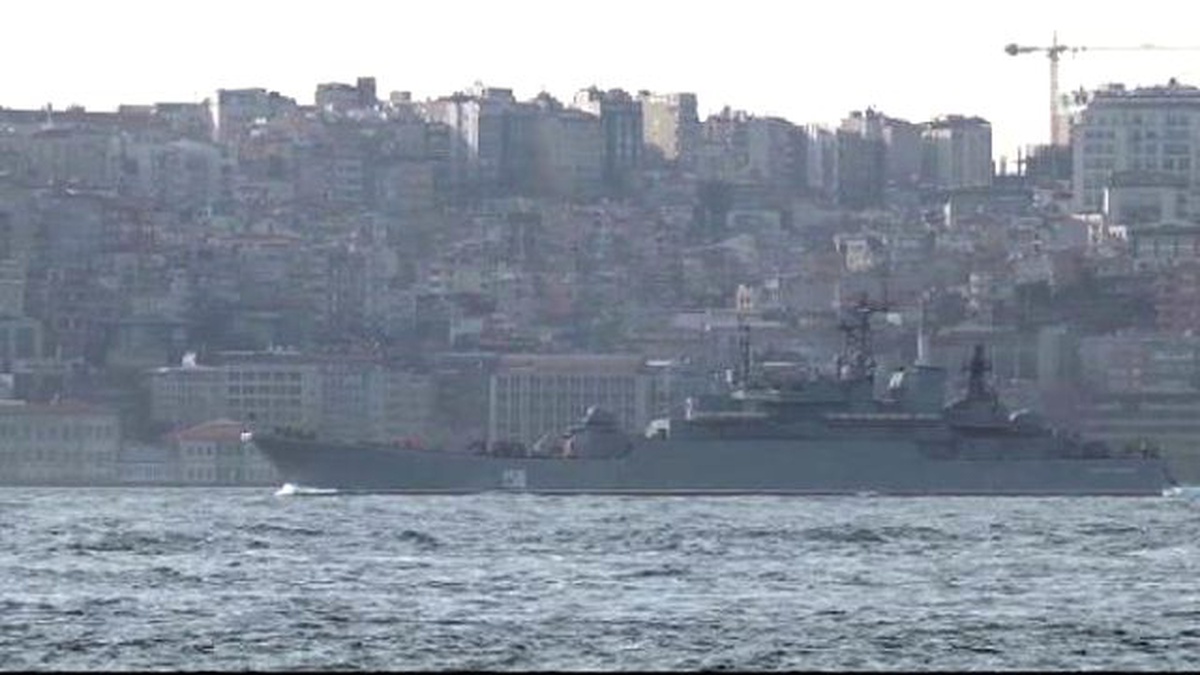 İstanbul Boğazı\'ndan Rus Savaş Gemisi Geçti