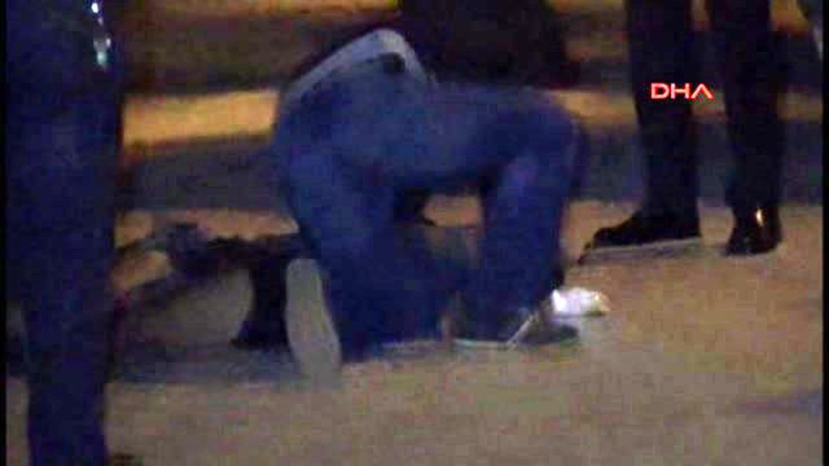 İzmir\'de, Polise Ateş Eden Teröristin Evinde Patlayıcı Bulundu Arşiv