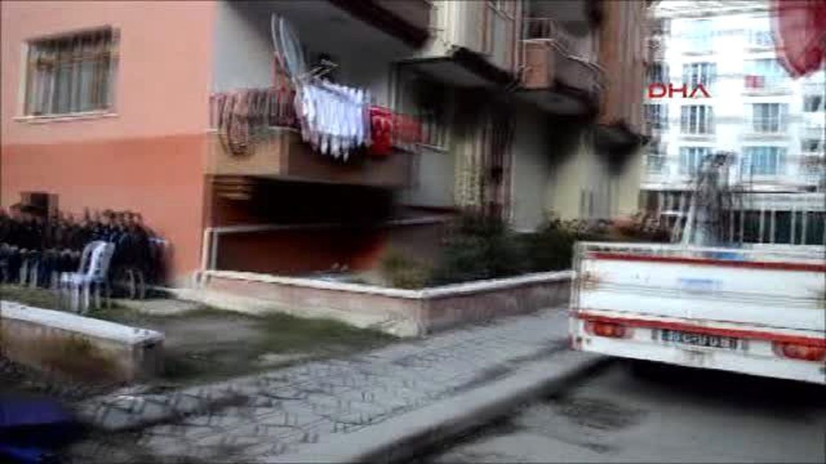 Jandarma Uzman Çavuş Emre Tunca\'nın Baba Evine Ateş Düştü