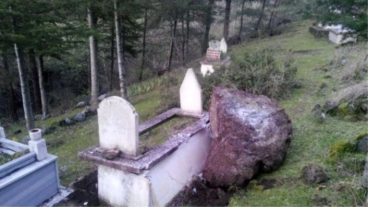 Kaleden Kopan Kaya Parçaları Mezarlığa Zarar Verdi